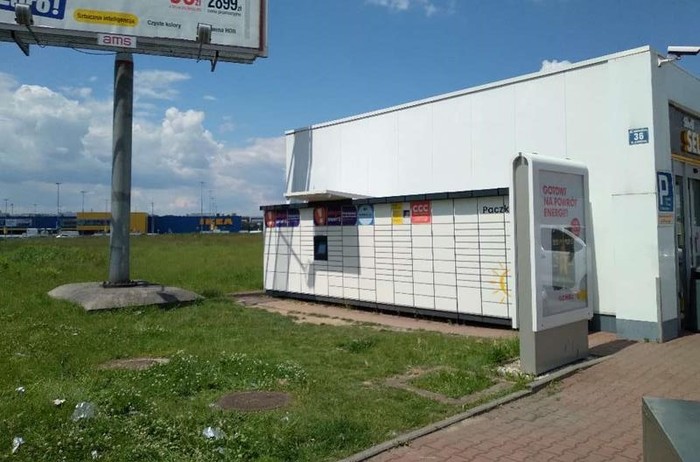Paczkomat KRA71M ściana po lewej stronie od wejścia na stację