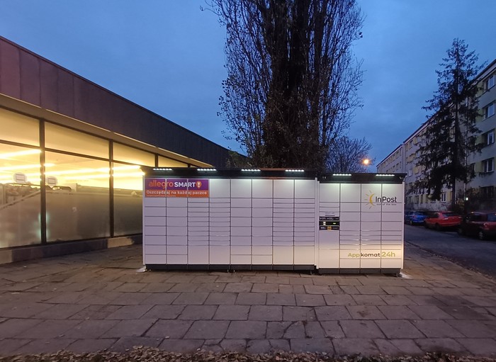 Parcel Locker KRA72BAPP Przy Pawilonie Handlowym od strony Al. Pokoju