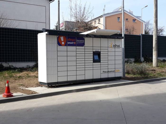 Paczkomat KRA72M Za biurowcem