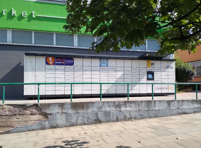 Paczkomat KRA74M obok wejścia do sklepu |Stokrotka|