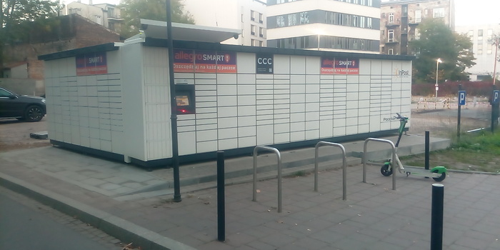 Paczkomat KRA80M Przy wjeździe na parking od strony ul. Worcella