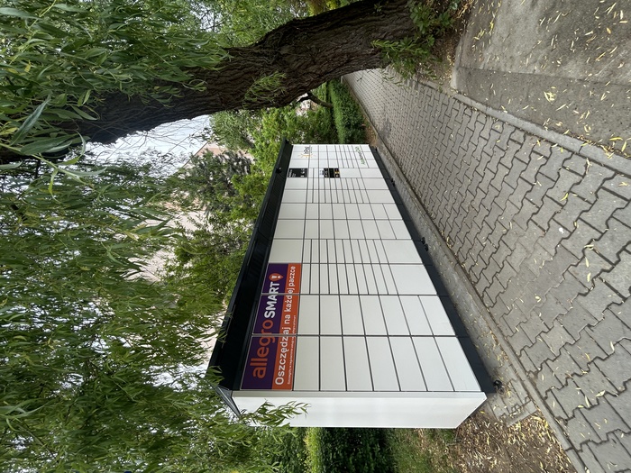 Paczkomat KRA82BAPP przy budynku mieszkalnym