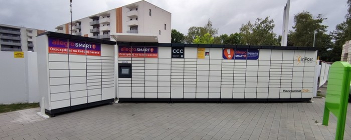 Paczkomat KRA83M Na chodniku przed stacją benzynową