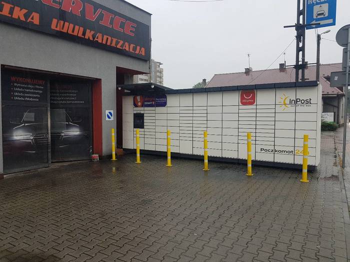 Paczkomat KRA85M przy wjeździe do serwisu samochodowego