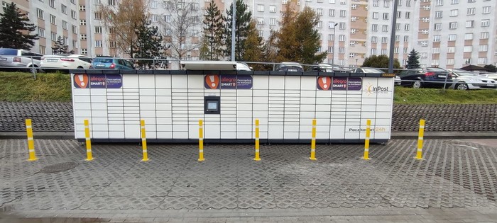 Paczkomat KRA88M Na parkingu, obok wejścia do sklepu LIDL