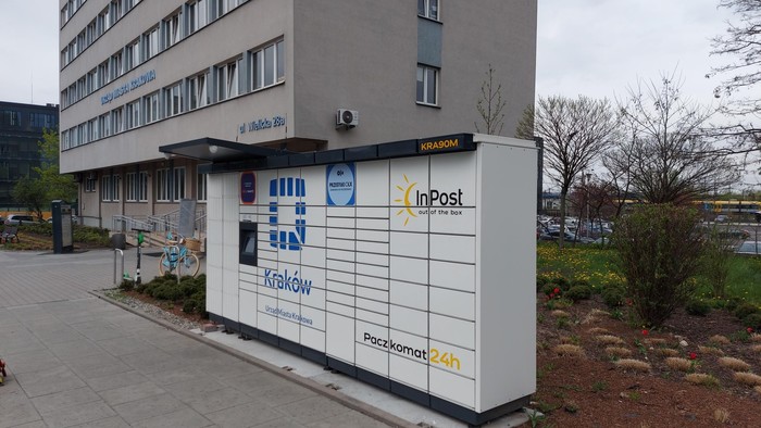 Paczkomat KRA90M Obok wejścia do Urzędu Miasta Krakowa