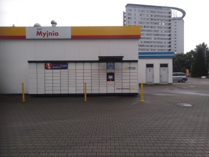 Paczkomat KRA95M Po lewej stronie stacji - przy ścianie bocznej od strony parkingu