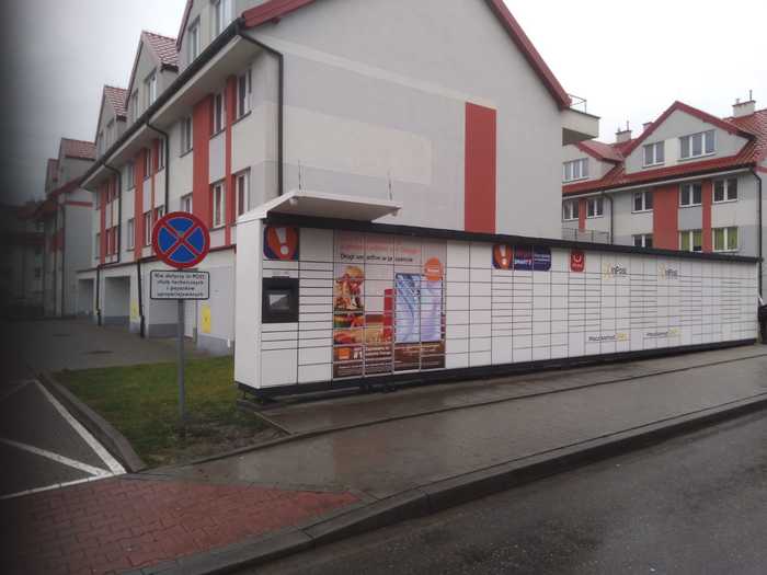 Paczkomat KRA97M Parking przy budynku mieszkalnym