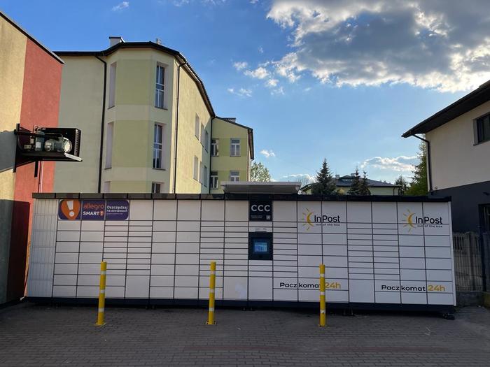 Paczkomat KRC02M Na parkingu przy sklepie Groszek