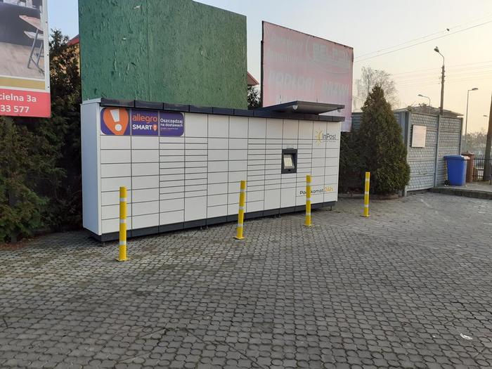 Paczkomat KRD03M na parkingu Auto Service