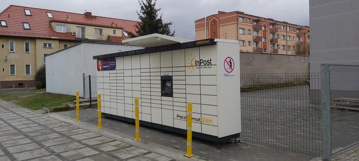 Paczkomat KRD04M na parkingu pasażu handlowego