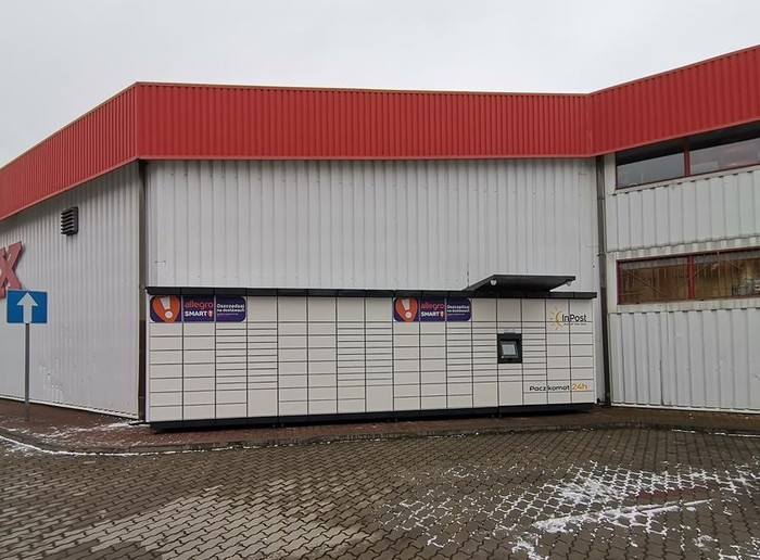 Paczkomat KRD05M przy budynku Galerii Horex