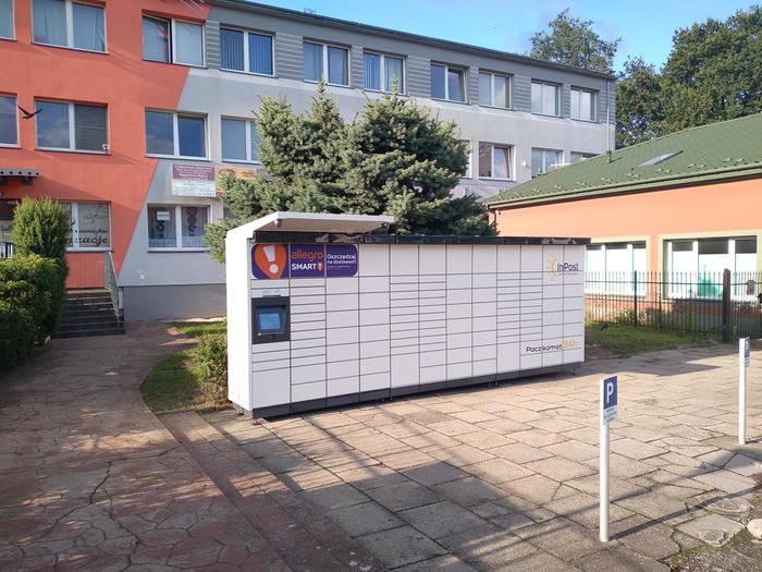Paczkomat KRD07M na parkingu przed biurowcem