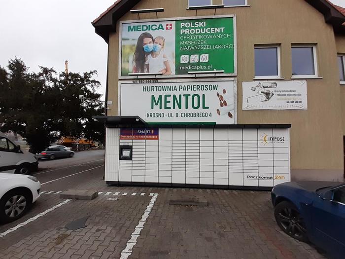 Paczkomat KRD08M przy parkingu