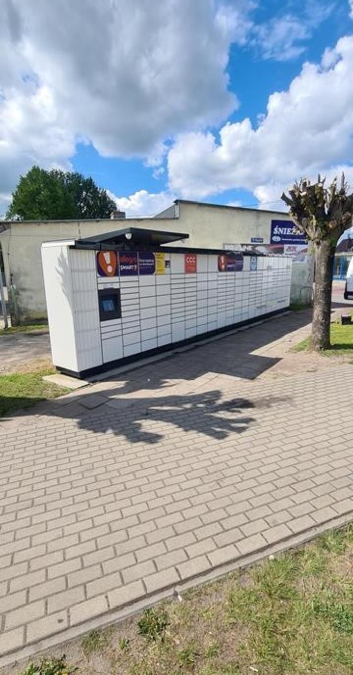 Paczkomat KRJ01M Przy sklepie Żabka, od strony ulicy Ks. A. Januszewskiego