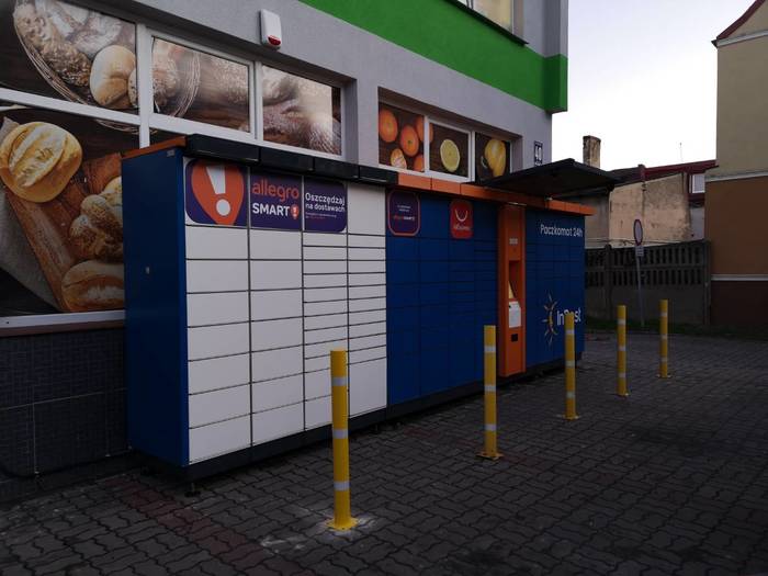 Paczkomat KRL01A przy parkingu