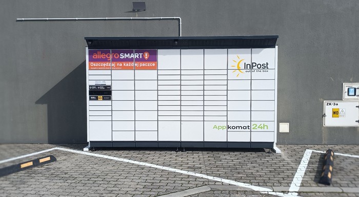 Paczkomat KRO04BAPP Przy wjeździe do myjni samochodowej - parking