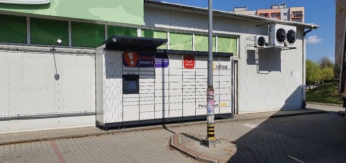 Paczkomat KRO05M Przy wejściu do delikatesów centrum po prawej stronie