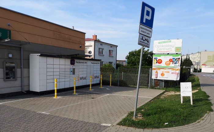 Paczkomat KRO06N Przy sklepie Delikatesy Centrum