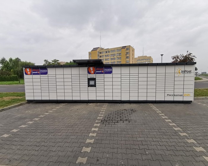 Paczkomat KRO07M Na parkingusklepu LIDL