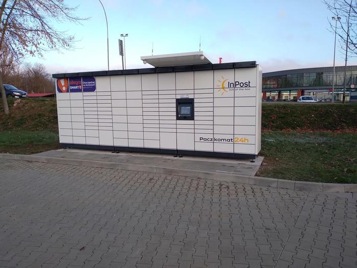 Paczkomat KRO12M Na tylnym parkingu Galerii Krosno