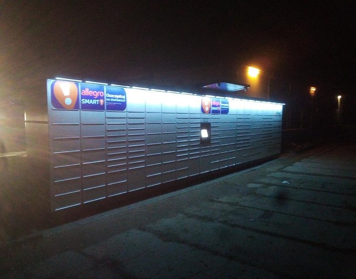 Paczkomat KRO13M Przy sklepie LIdl tylna ściana, boczny parking