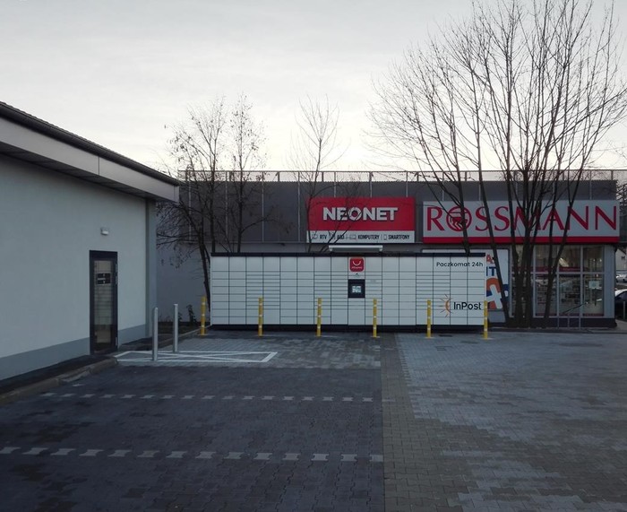 Paczkomat KRP02M Po prawej stronie od wejścia do sklepu Lidl, na końcu parkingu