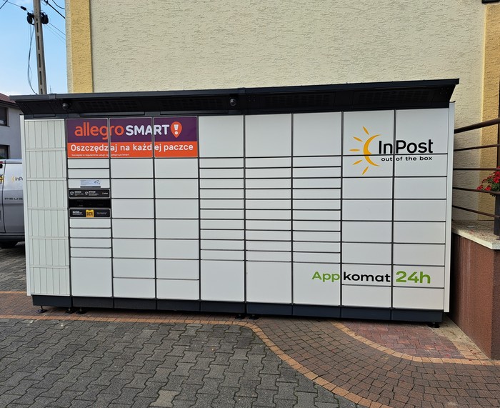 Paczkomat KRS05BAPP Na parkingu przy sklepie