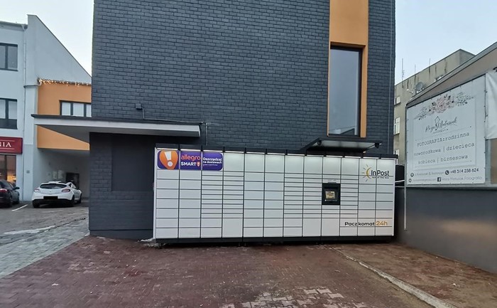 Paczkomat KRS05M parking przy kompleksie usługowo-handlowym