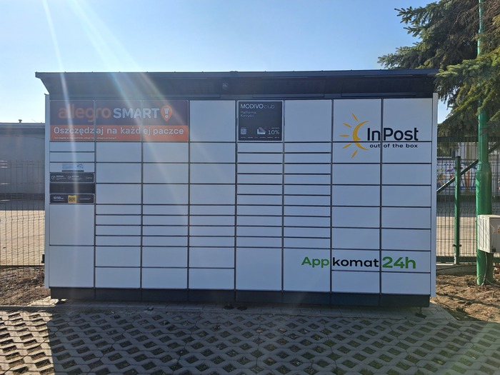 Paczkomat KRS06BAPP przy wjeździe na parking hurtowni
