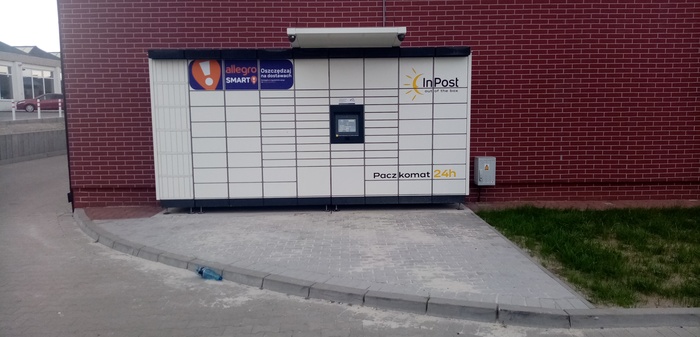 Paczkomat KRS09M Sciana szczytowa budynku