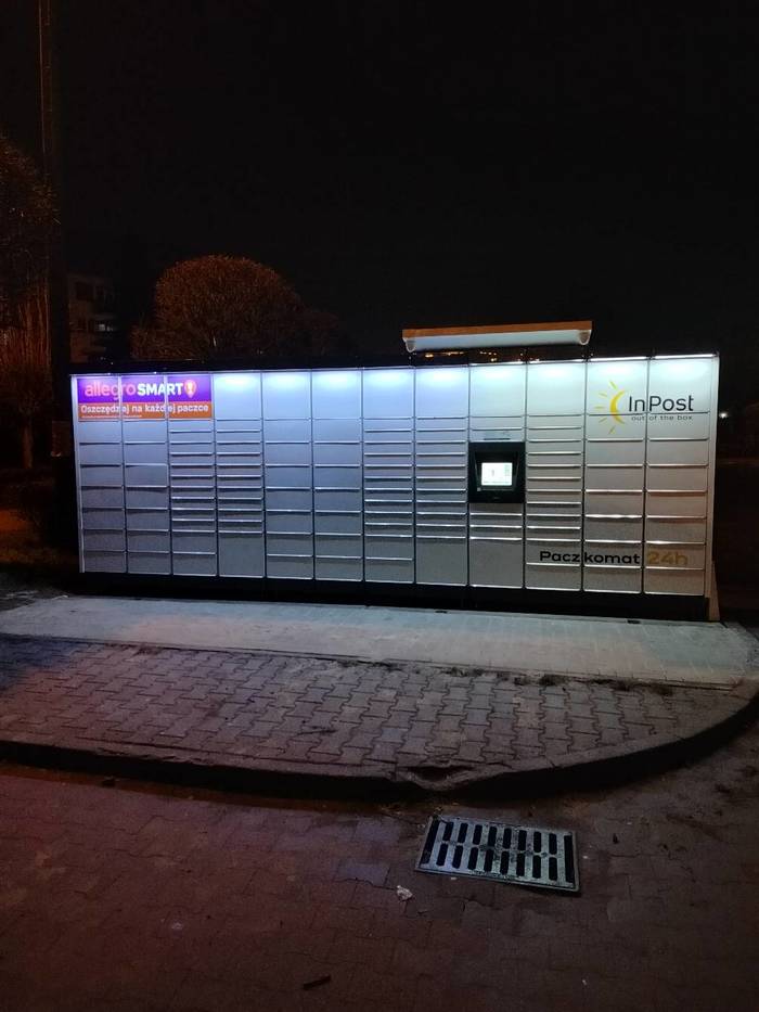 Paczkomat KRS14M przy parkingu Netto
