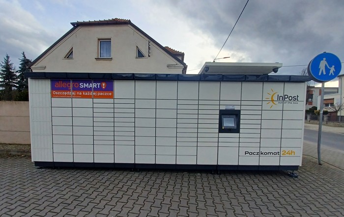 Paczkomat KRS15M Na parkingu przy sklepie M-MOT