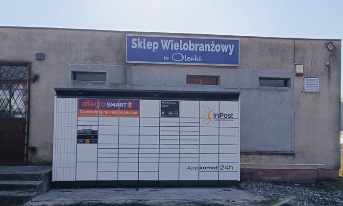 Parcel Locker KRSD01BAPP przy budynku usługowo handlowym