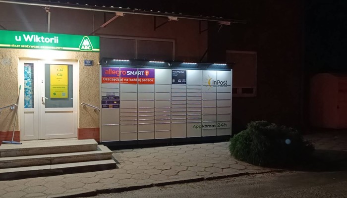 Paczkomat KRST01BAPP przy sklepie spożywczym
