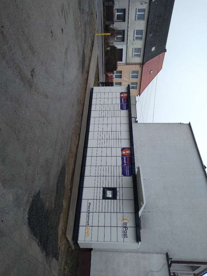Paczkomat KRW03M przy parkingu