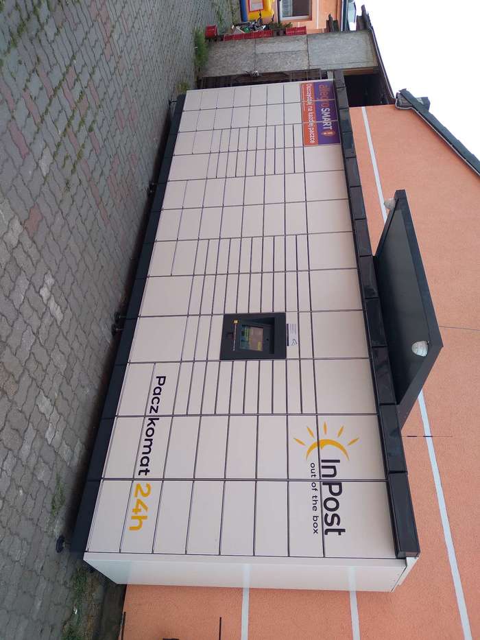 Paczkomat KRW06M przy sklepie