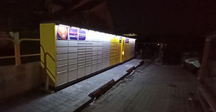 Paczkomat KRZ02A na parkingu sklepu Biedronka