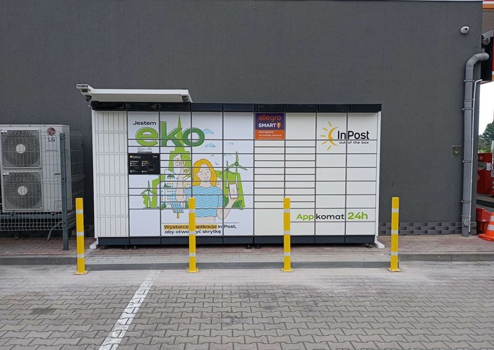 Parcel Locker KRZX01APP Na parkingu stacji Circle K.