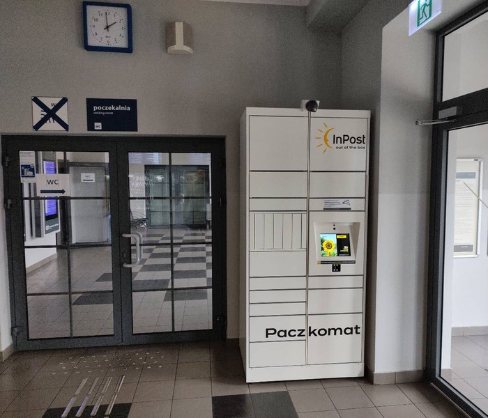 Paczkomat KSC02HP poczekalnia dworca PKP