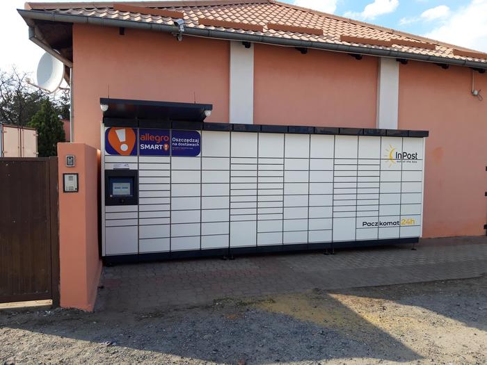 Paczkomat KSC02M Przy budynku usługowo-handlowym
