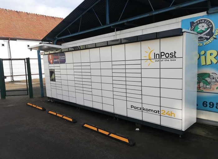 Paczkomat KSC06M Przy wjeździe do kompleksu rozrywki