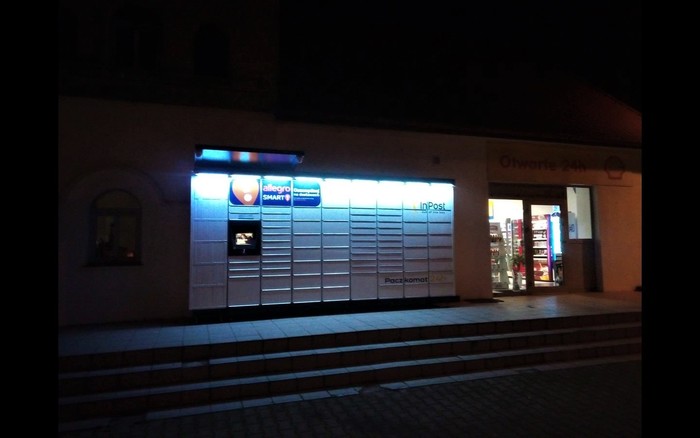 Paczkomat KSC08M Za budynkiem stacji Shell