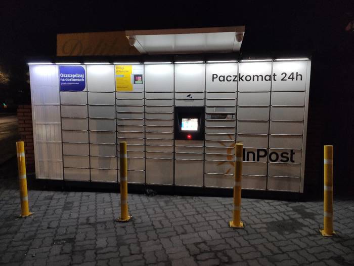 Paczkomat KSD01M Parking przed sklepem U Zbyszka