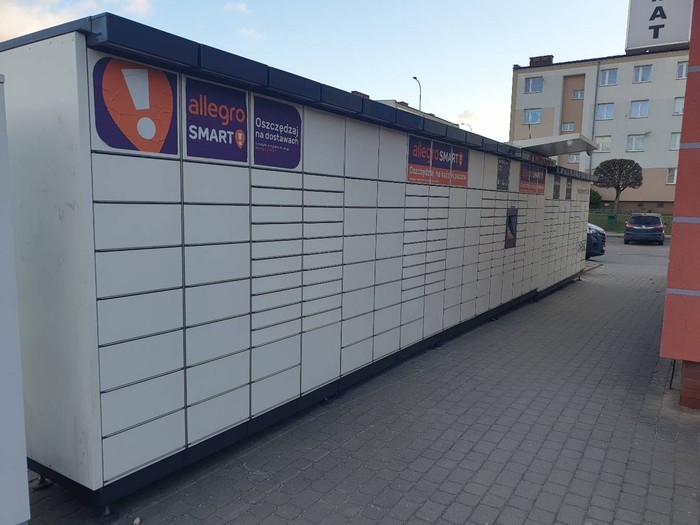 Paczkomat KSO01M Przy budynku spółdzielni