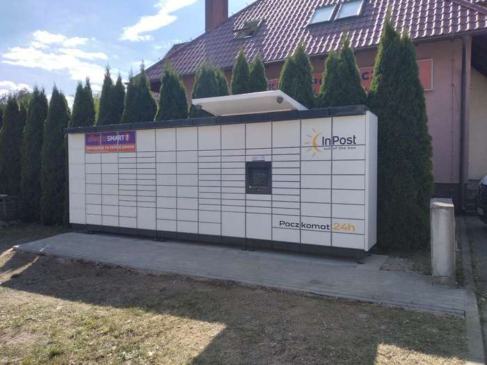Paczkomat KSO09M Na działce przy sklepie