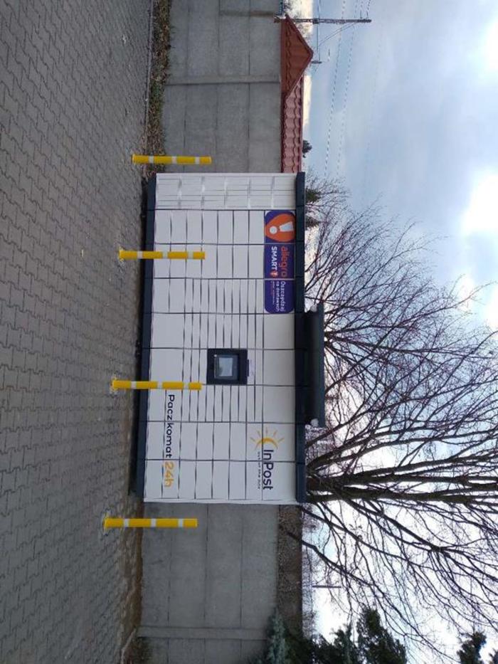 Paczkomat KSR04M Na parkingu przy sklepie Ennywear