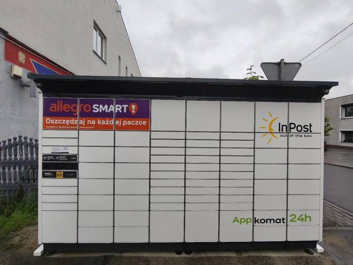 Paczkomat KST01BAPP parking przy sklepie spożywczym