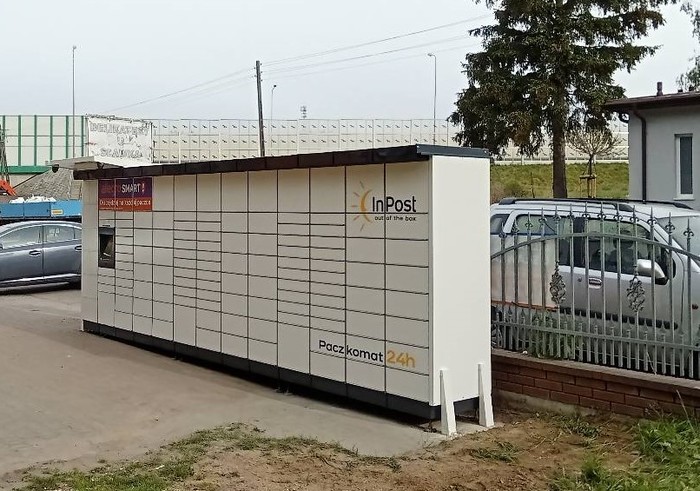 Paczkomat KSY01M Po lewej stronie od wejścia do sklepu