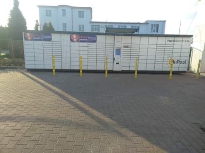 Paczkomat KTL02A Na parkingu przy sklepie Biedronka